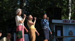 Mies, joka ei osannut sanoa ei, Pesäkallion kesäteatteri 2016. Kuva: Mikko Sirviö.
